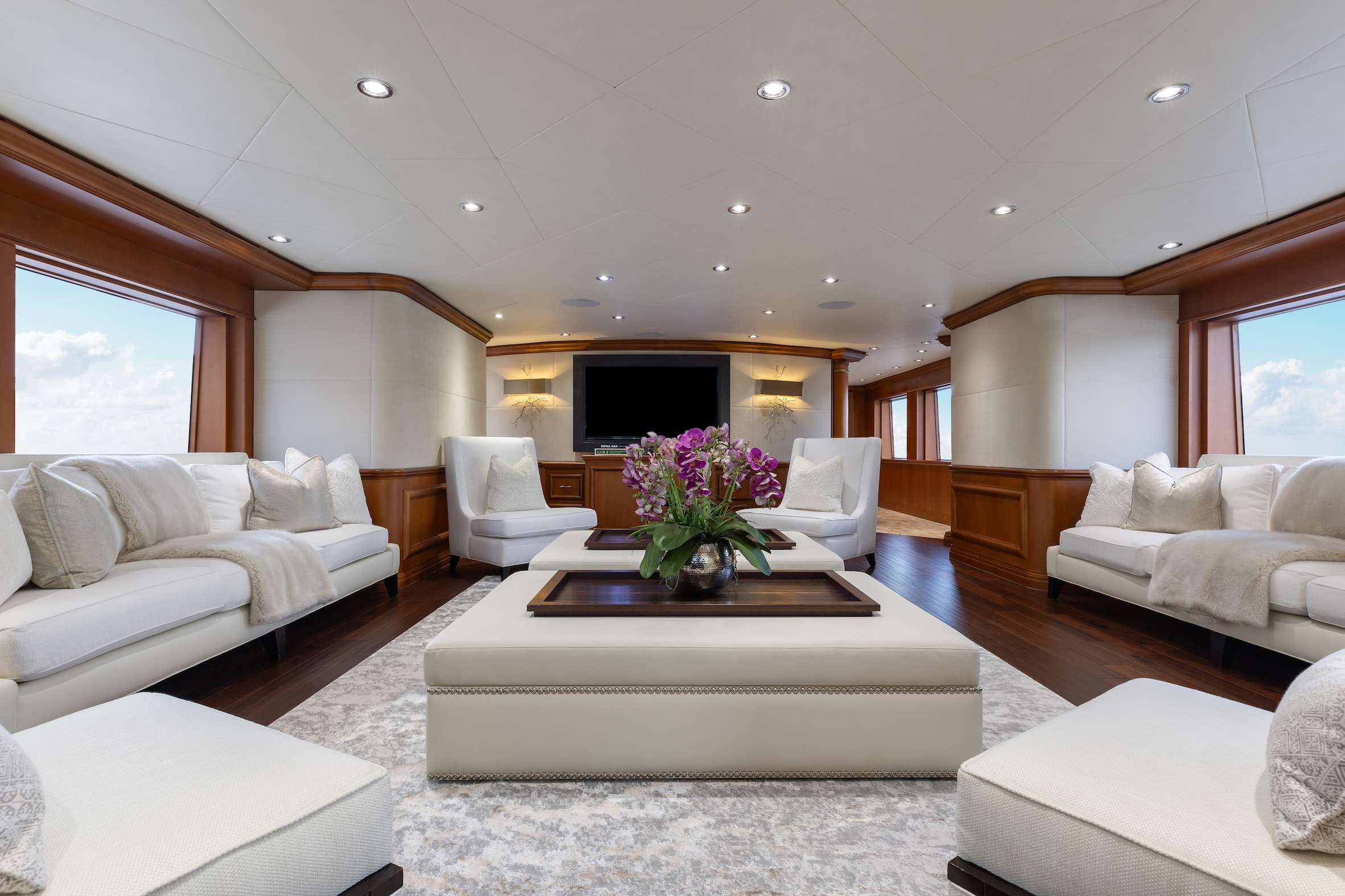 Luxury Crewed Motor Yacht M3 photo 6