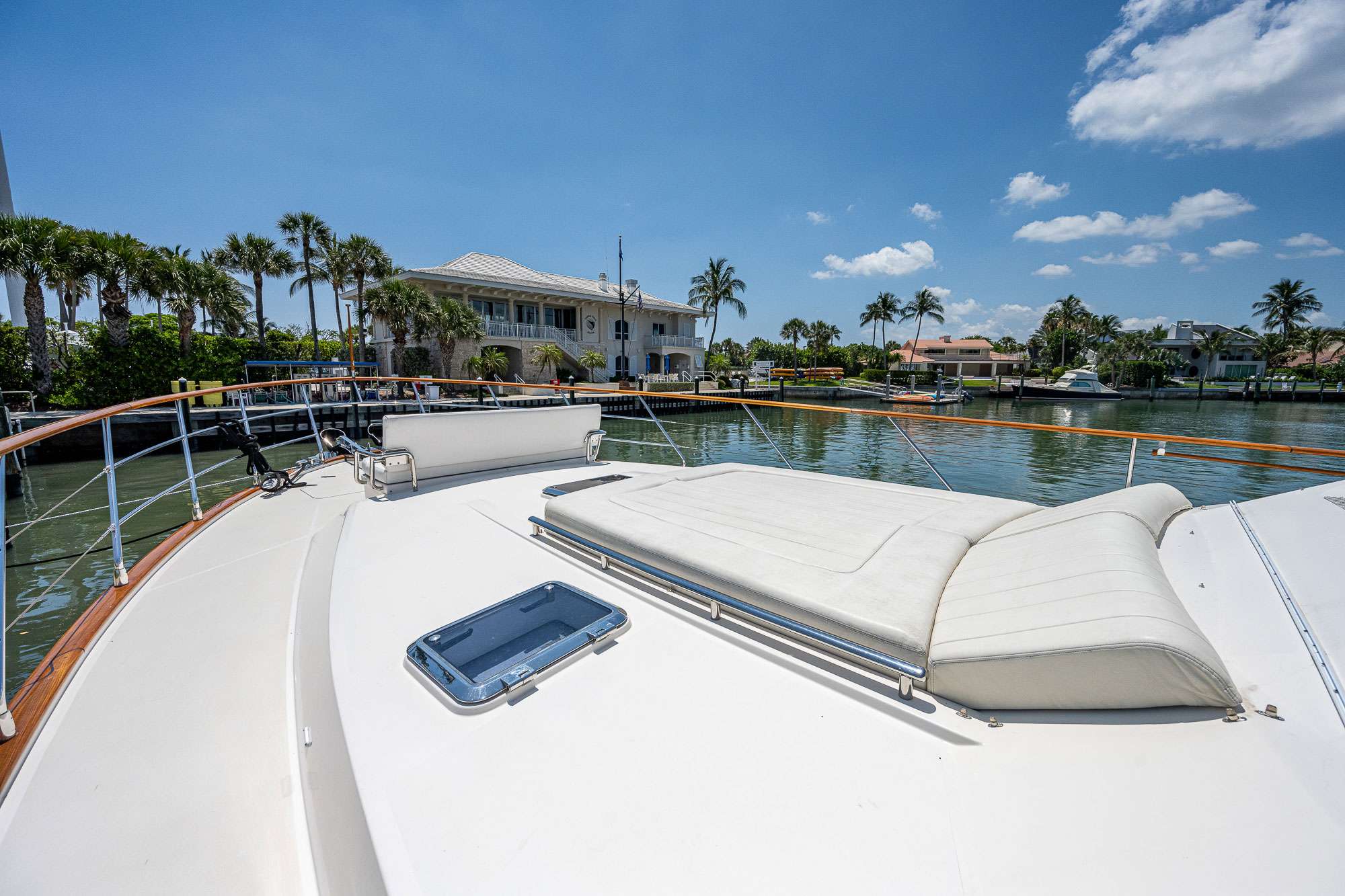 Luxury Crewed Motor Yacht MAGIC TUTCH photo 4