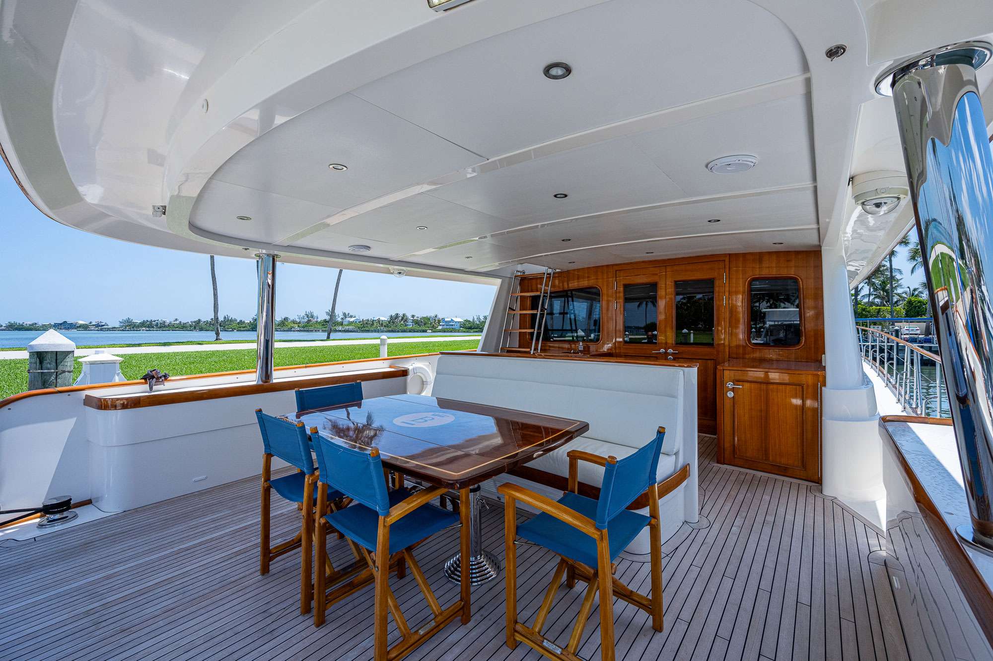 Luxury Crewed Motor Yacht MAGIC TUTCH photo 5
