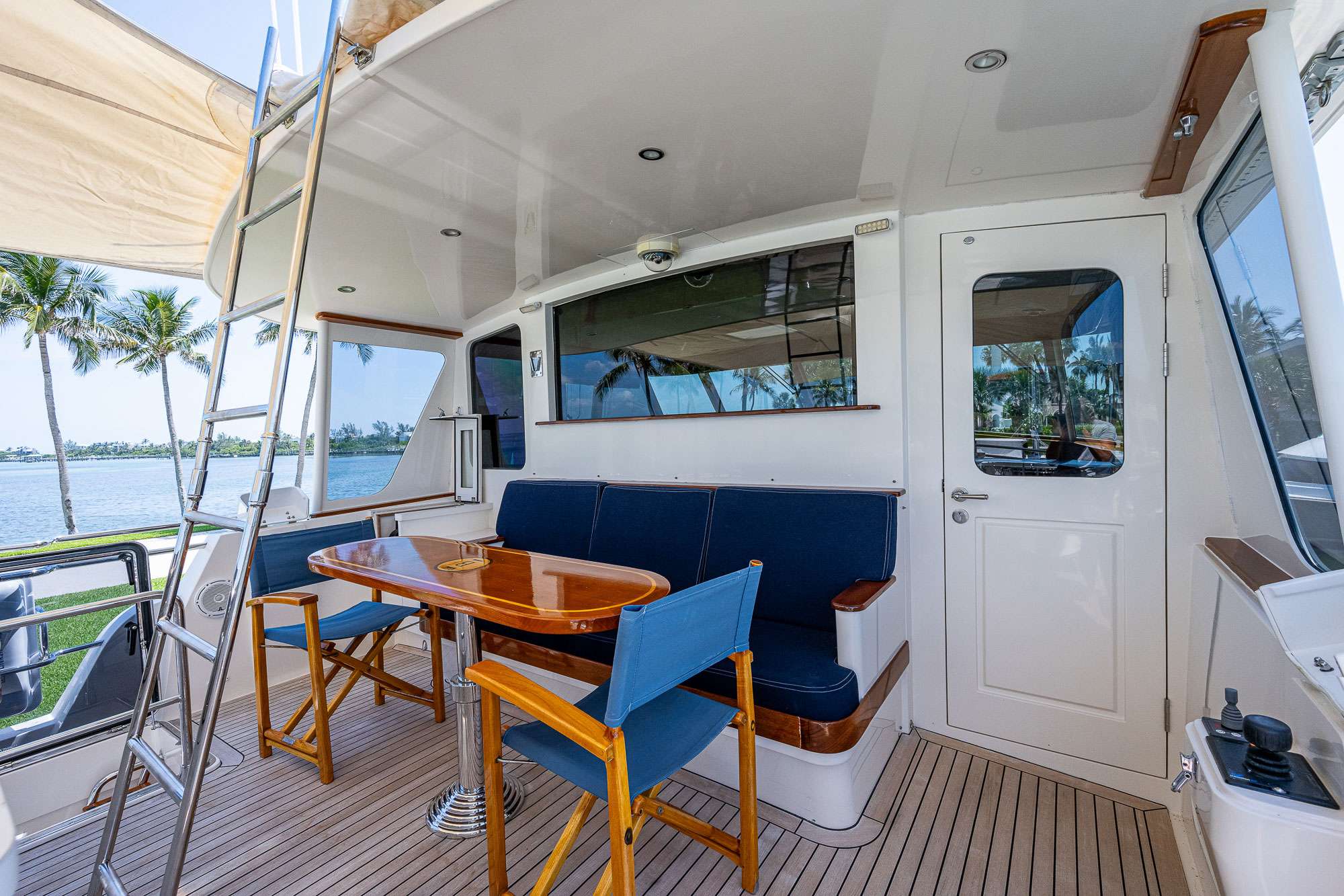 Luxury Crewed Motor Yacht MAGIC TUTCH photo 6