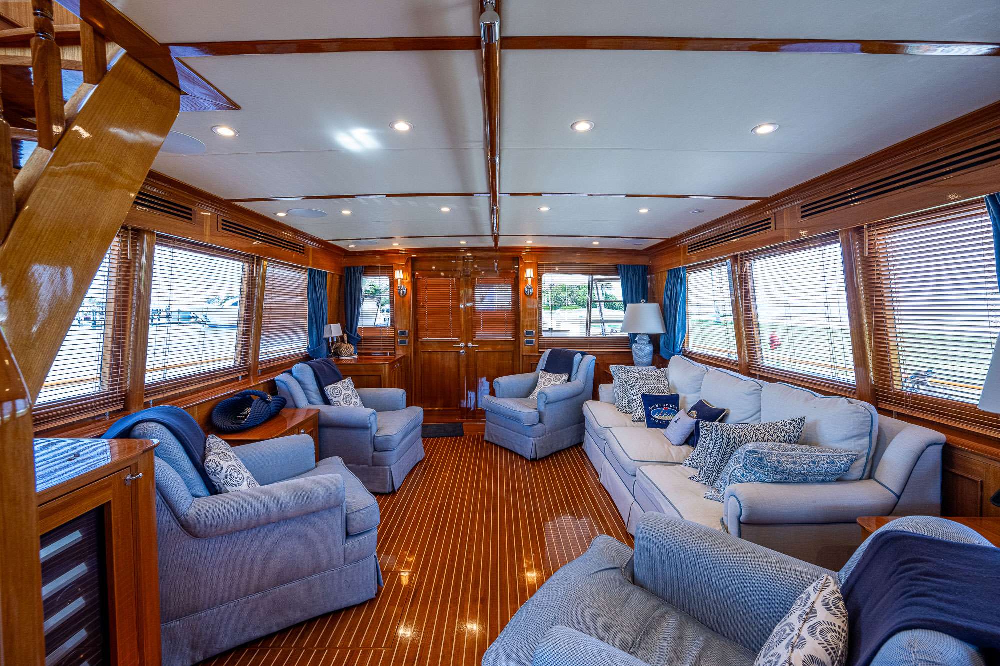 Luxury Crewed Motor Yacht MAGIC TUTCH photo 7