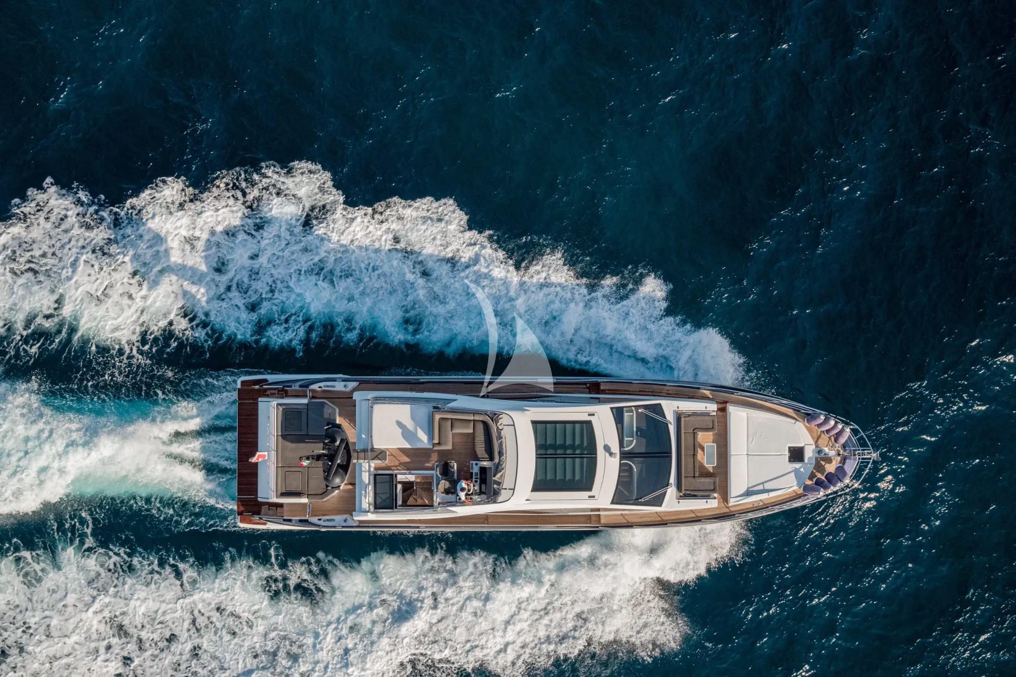 Luxury Crewed Motor Yacht MANARA PRIMA photo 4