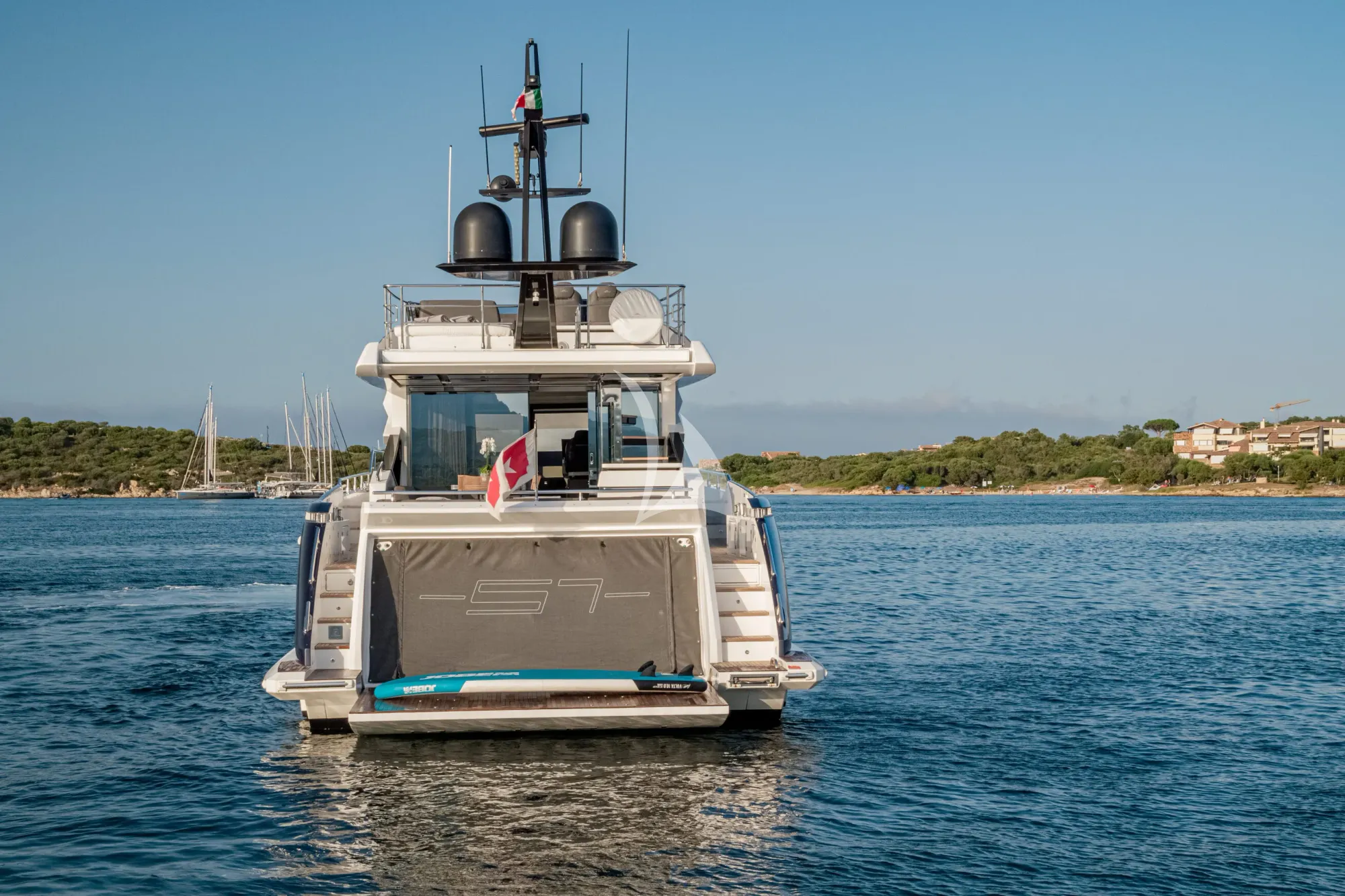 Luxury Crewed Motor Yacht MANARA PRIMA photo 5