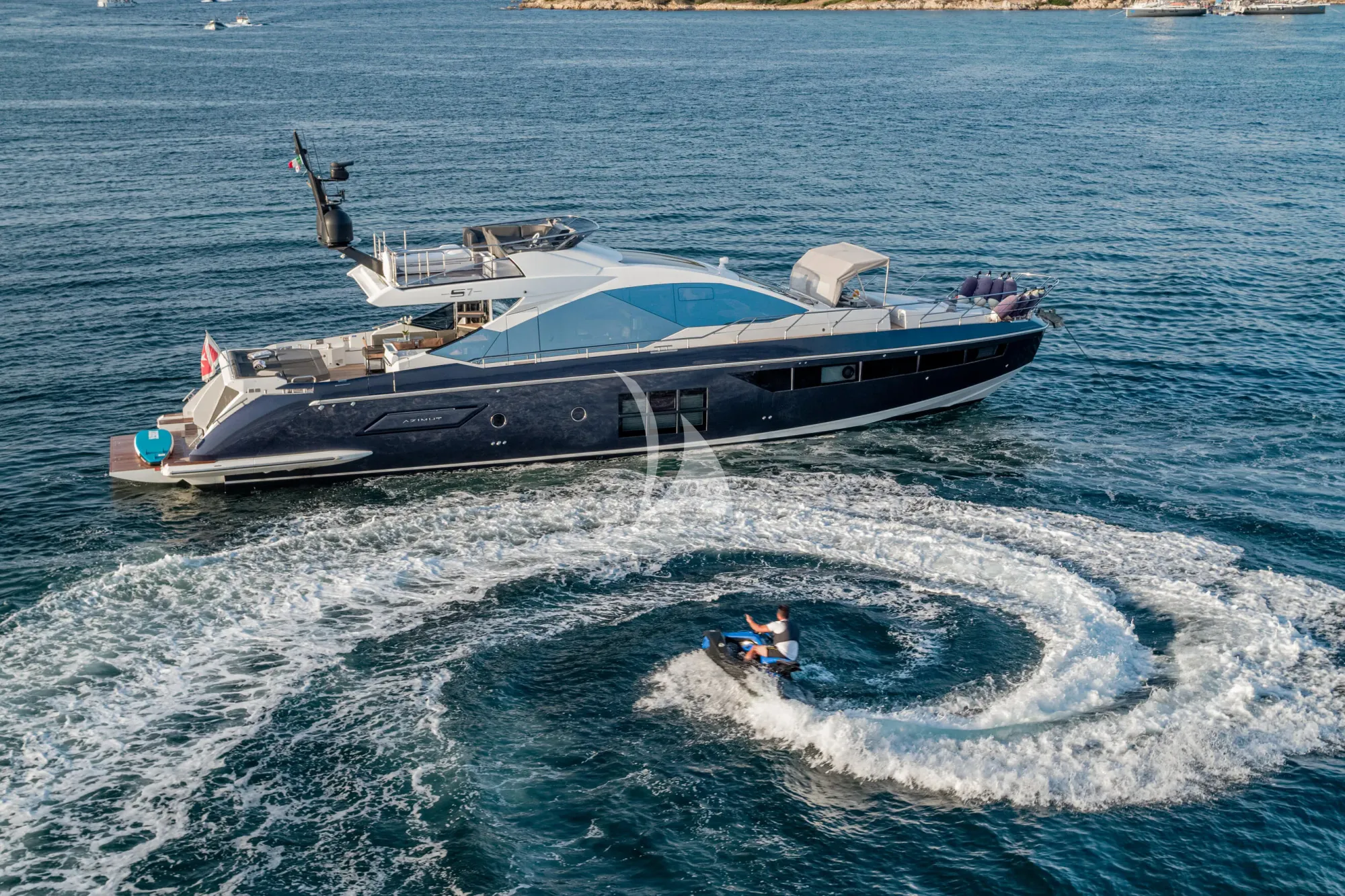 Luxury Crewed Motor Yacht MANARA PRIMA photo 7