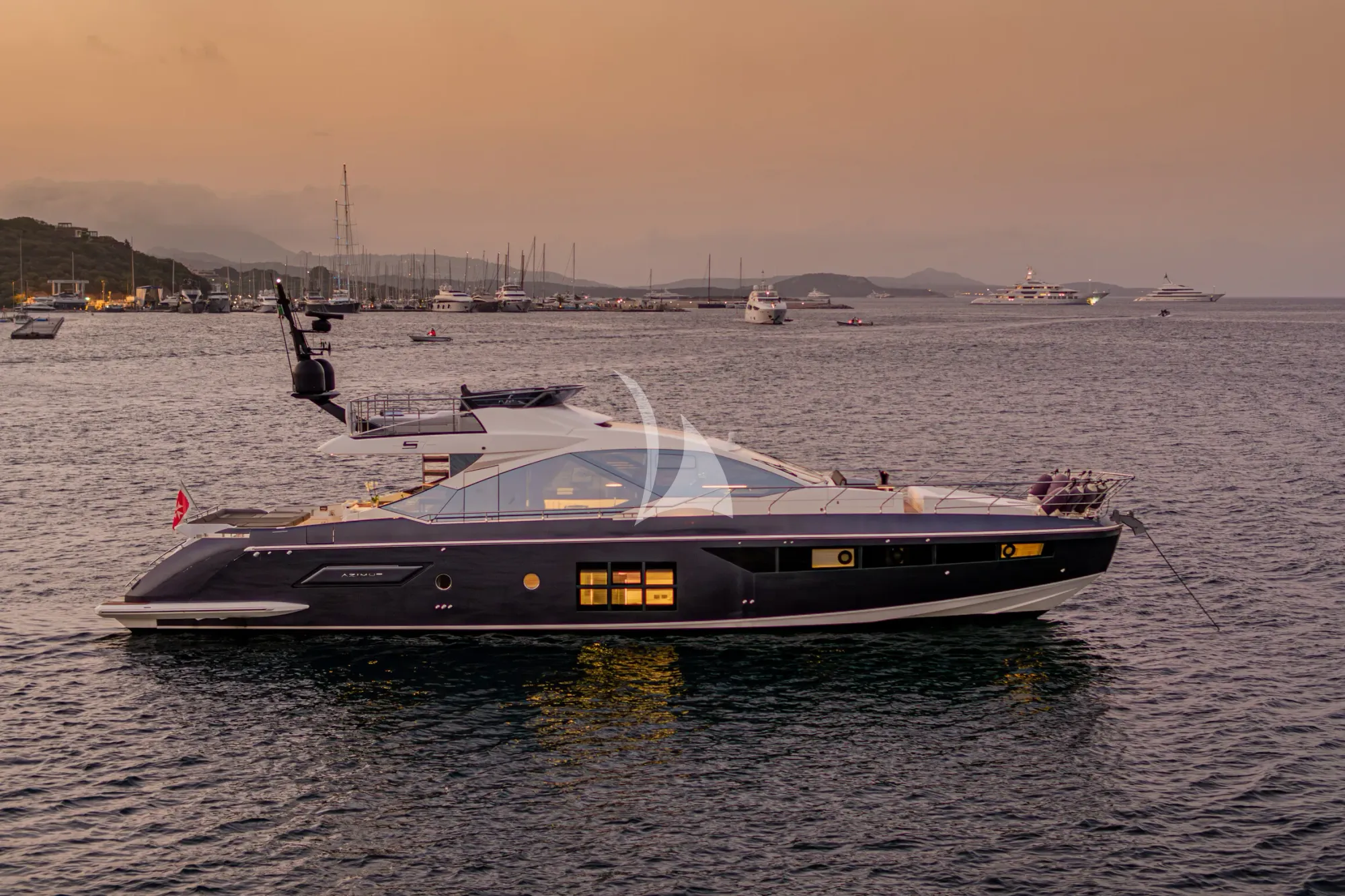 Luxury Crewed Motor Yacht MANARA PRIMA photo 8