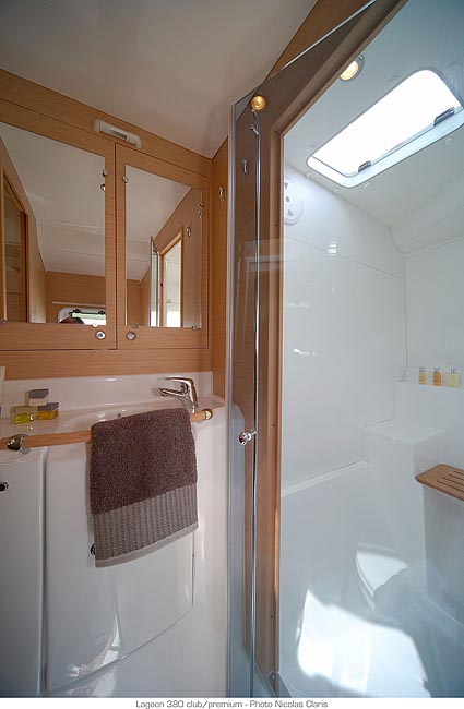 Bareboat Catamaran MANATEE photo 4