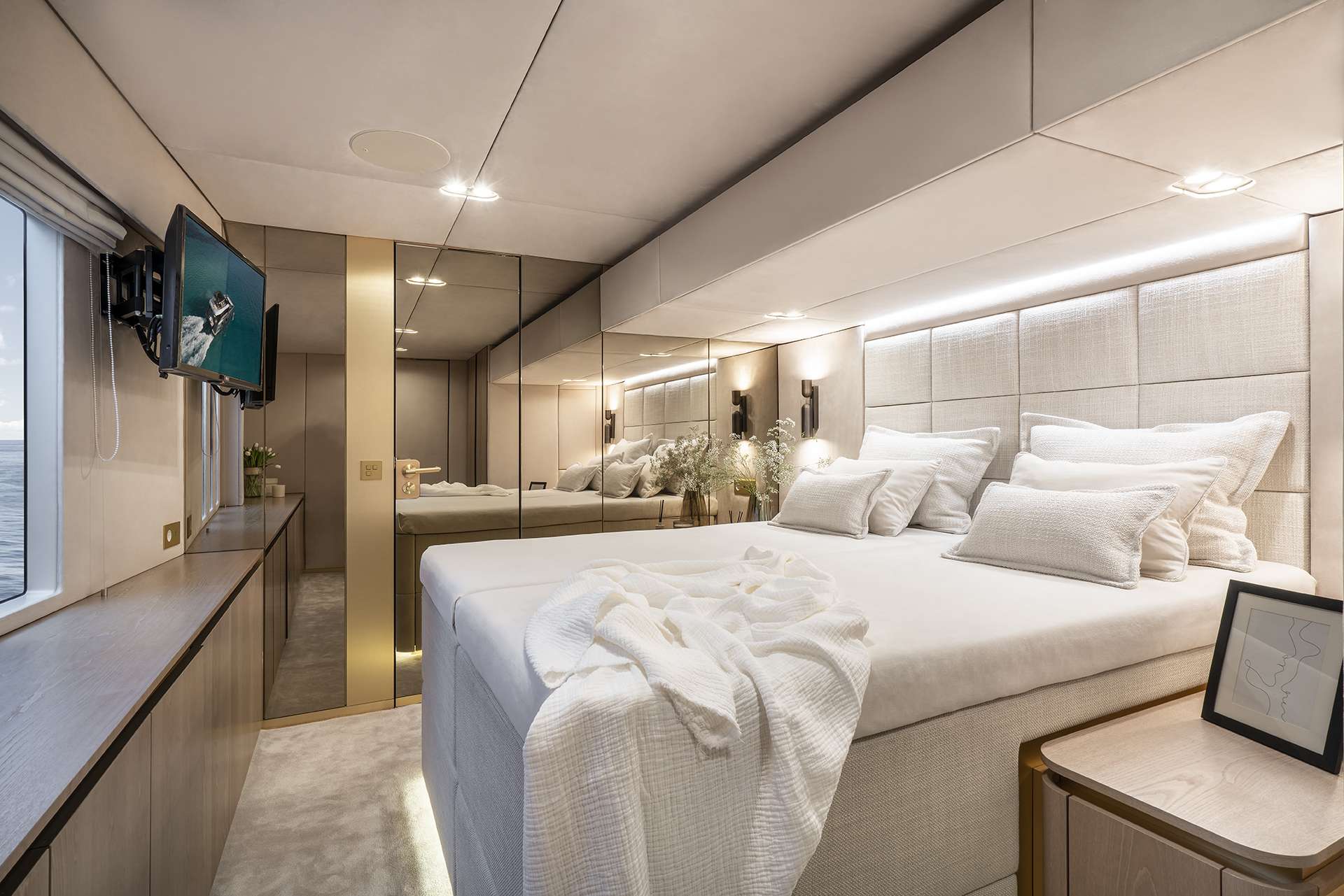 Luxury Crewed Power Catamaran MANTA photo 8