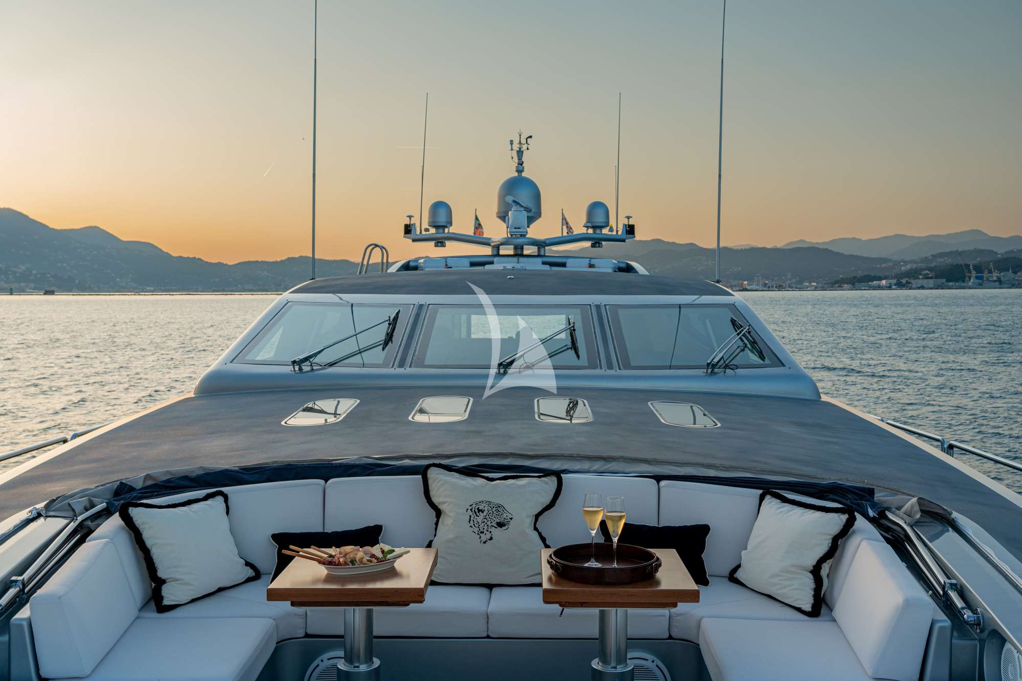 Luxury Crewed Motor Yacht MANU V photo 7