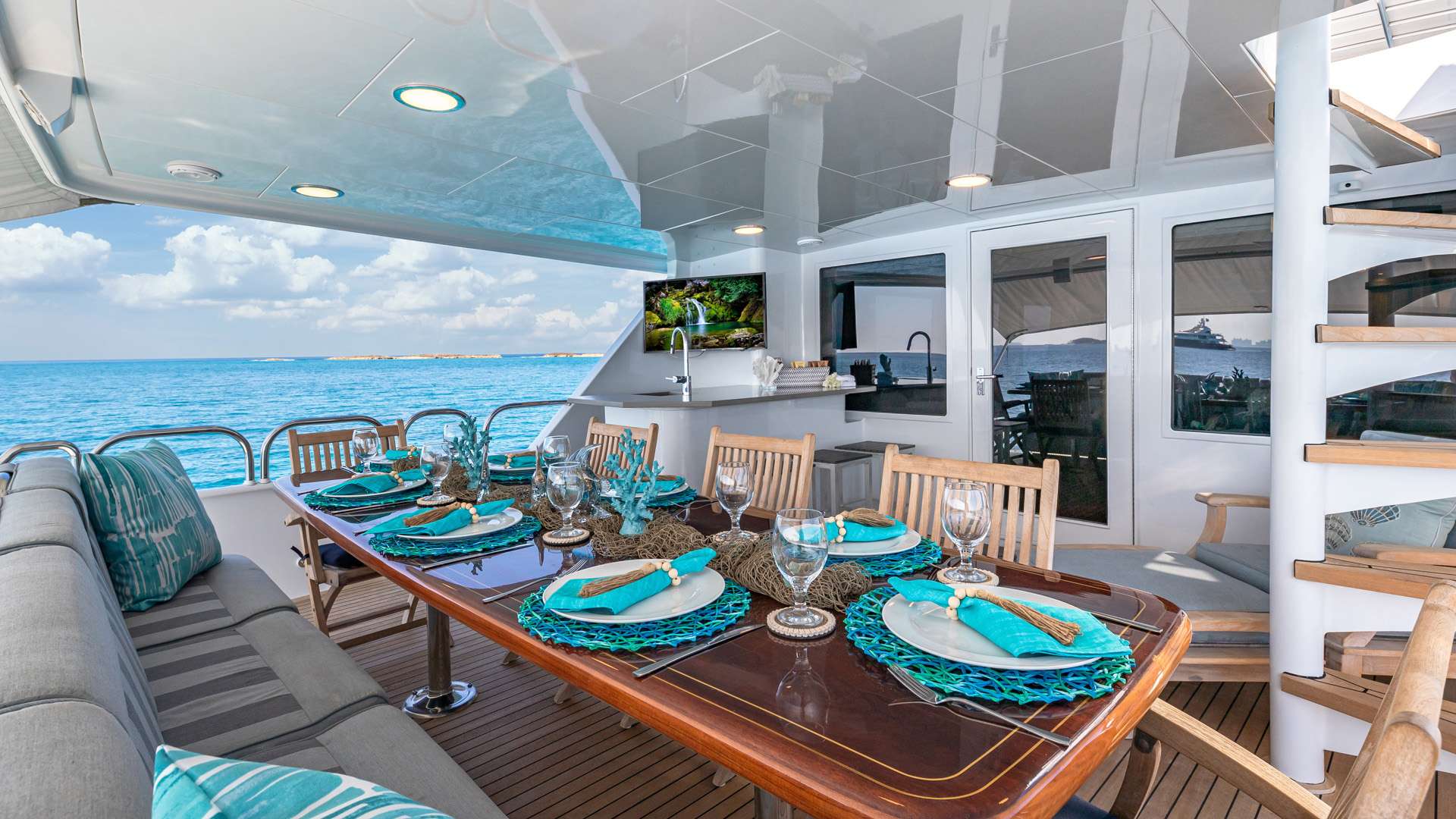 Luxury Crewed Motor Yacht MARGATE photo 5