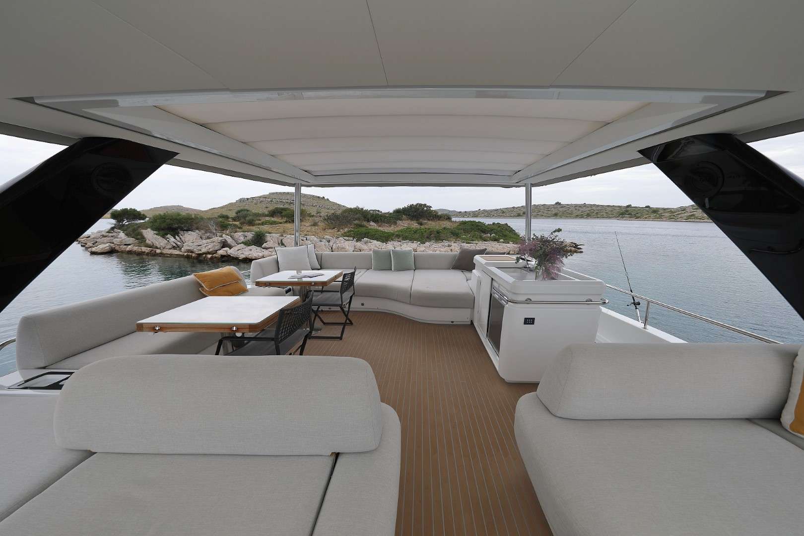 Crewed Power Catamaran MASTERMIND photo 7