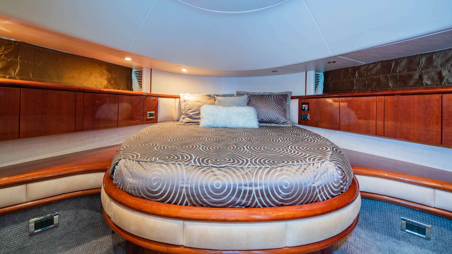 Luxury Motor Yacht MAXIMUS photo 8