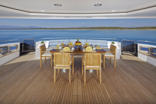 Luxury Crewed Motor Yacht MIA RAMA photo 4