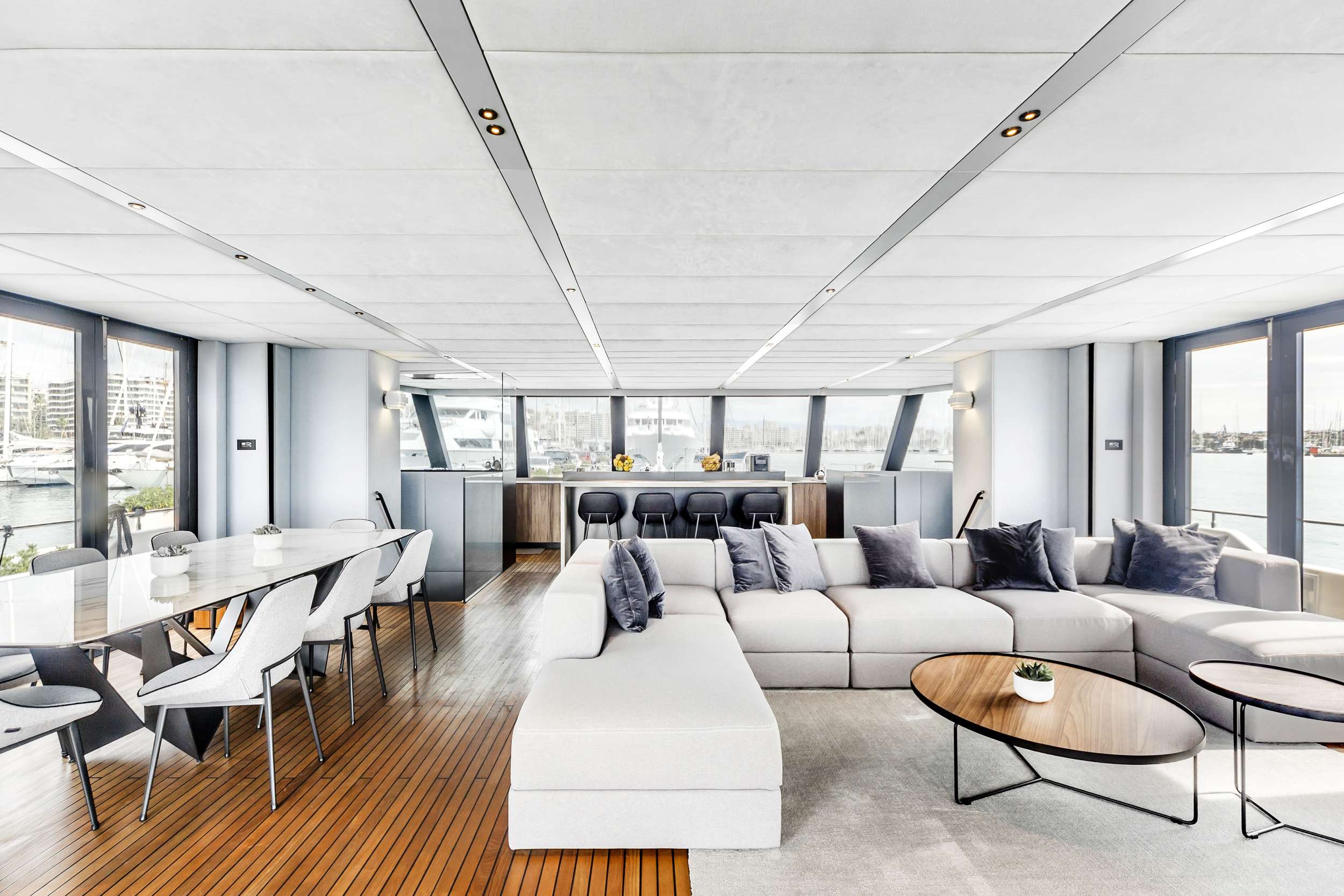 Crewed Power Catamaran MIDORI photo 4