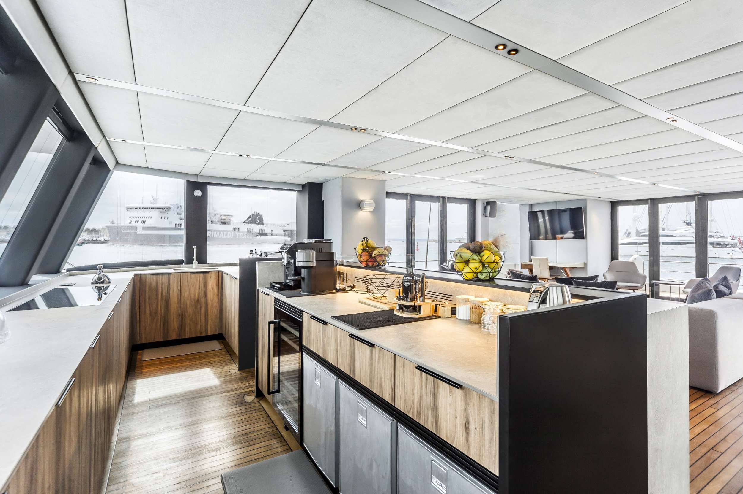 Crewed Power Catamaran MIDORI photo 5