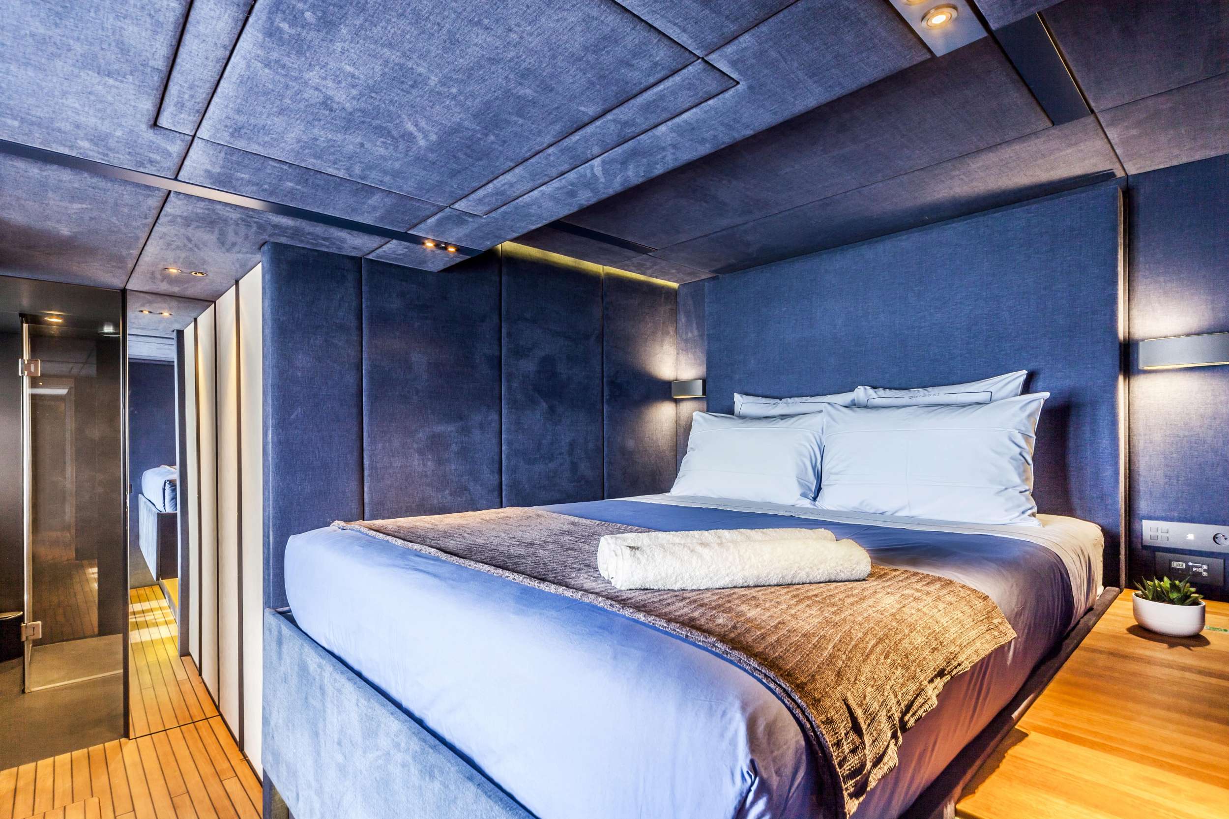 Crewed Power Catamaran MIDORI photo 6