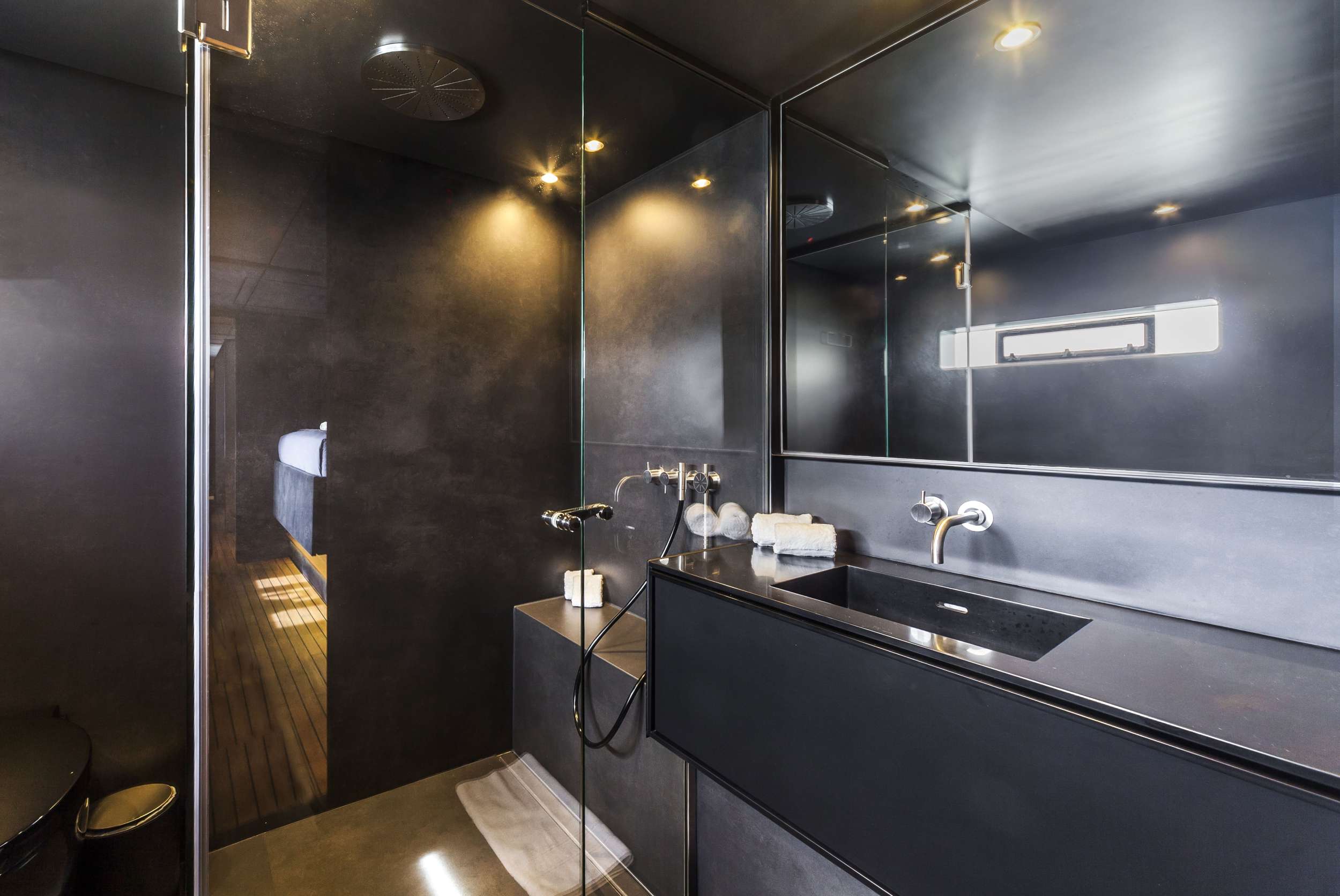 Crewed Power Catamaran MIDORI photo 7