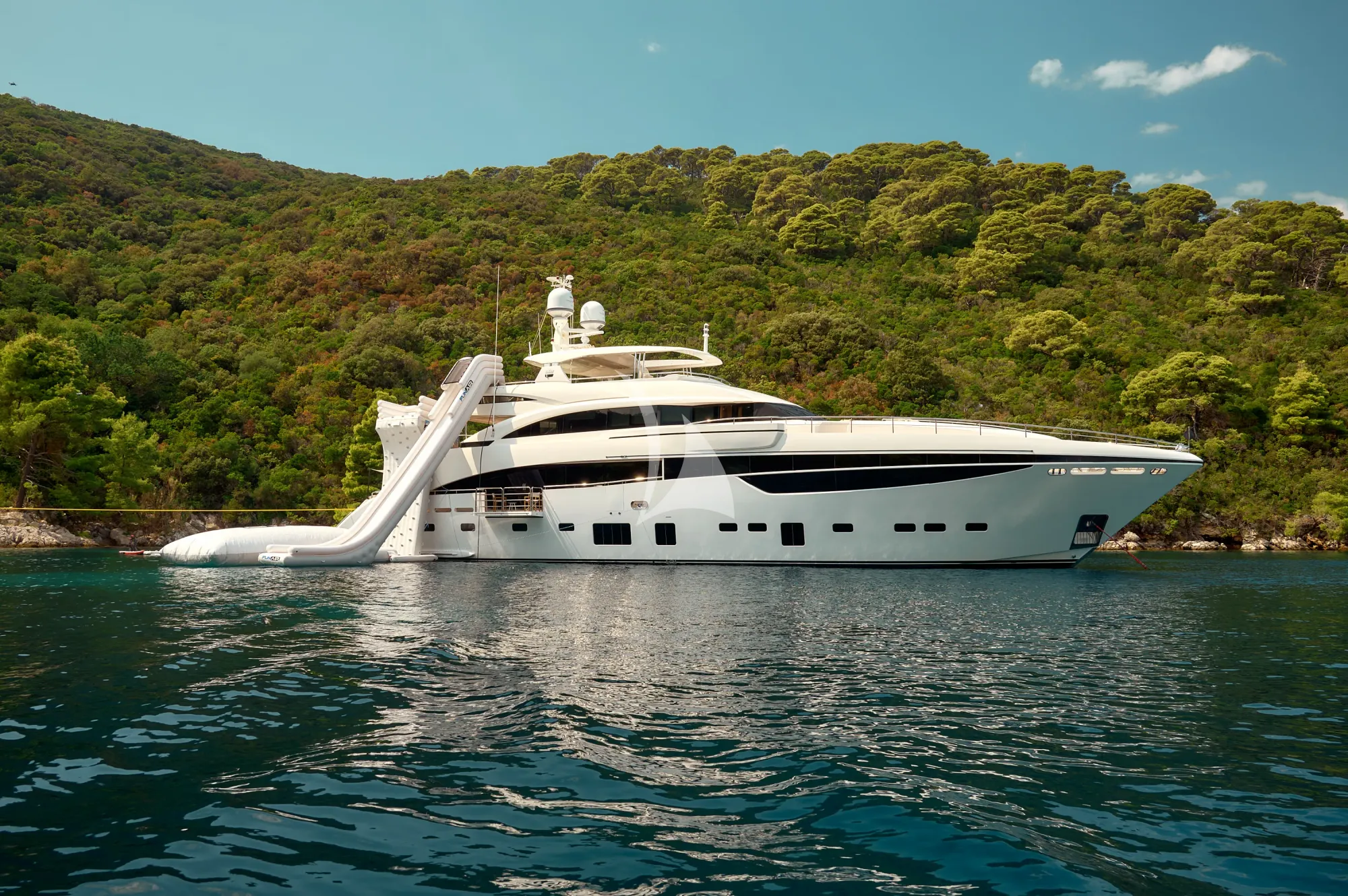 Luxury Crewed Motor Yacht MIRAGE IV photo 5