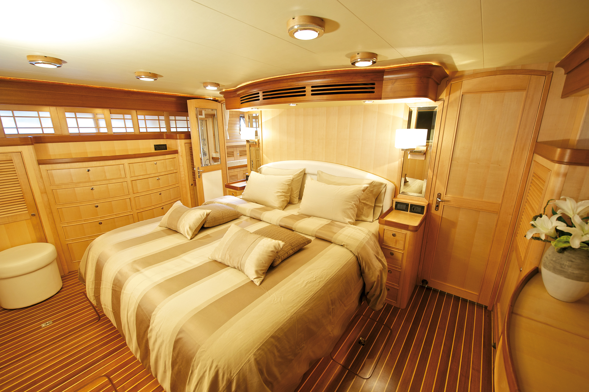 Luxury Crewed Motor Yacht MISS KULANI photo 6