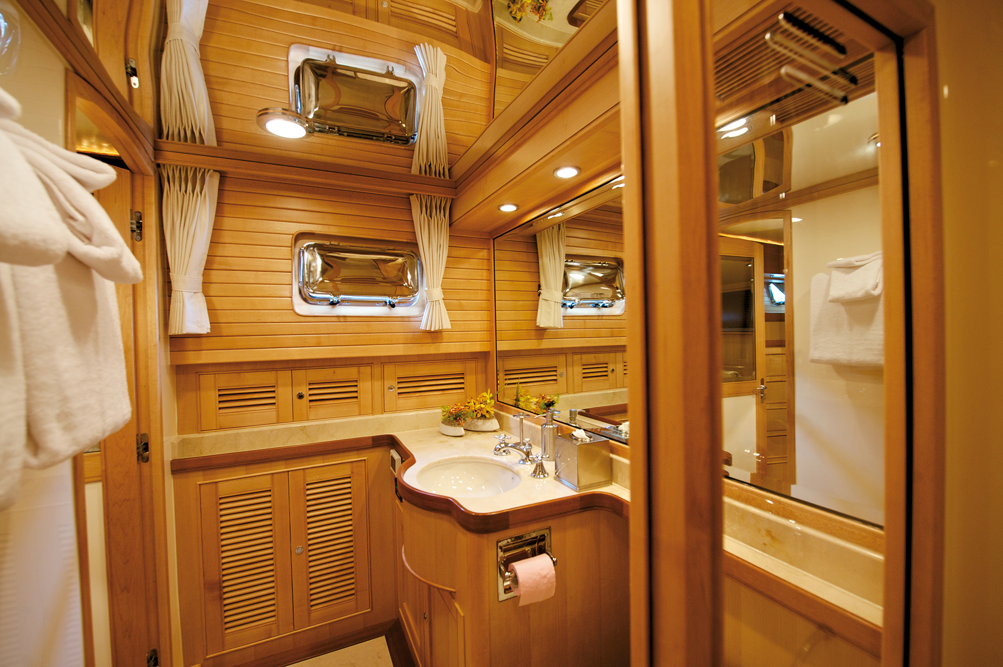 Luxury Crewed Motor Yacht MISS KULANI photo 7