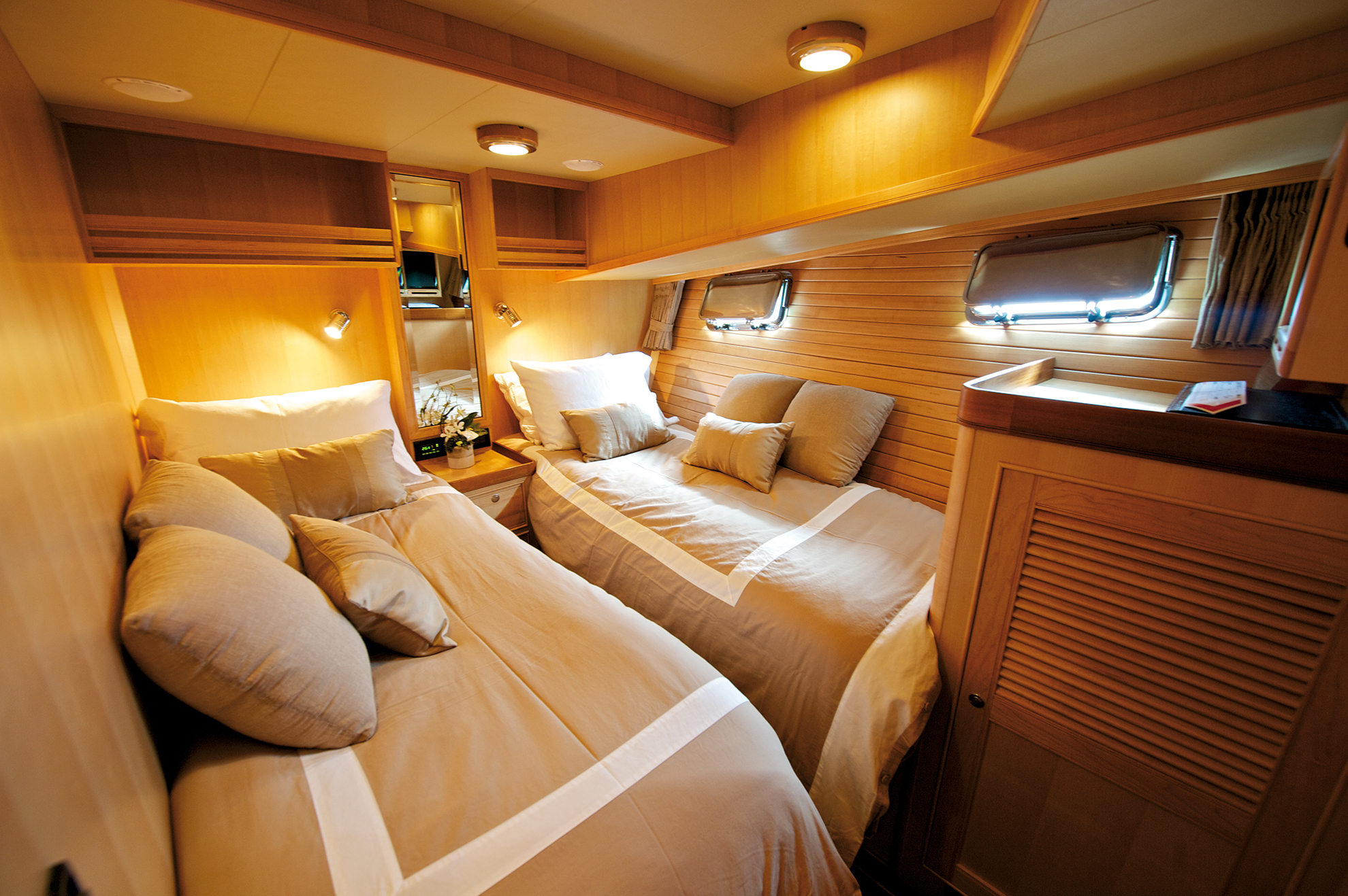 Luxury Crewed Motor Yacht MISS KULANI photo 8