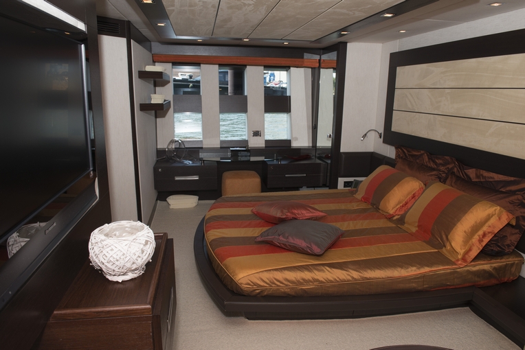 Luxury Crewed Motor Yacht MR LOUIS photo 7