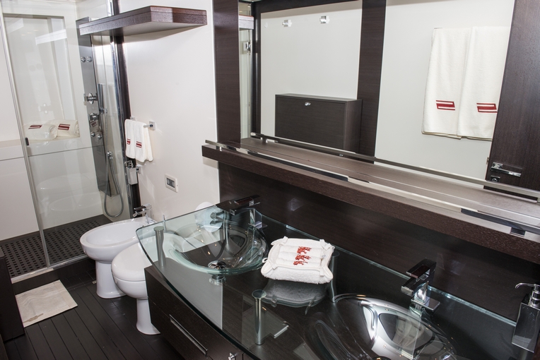 Luxury Crewed Motor Yacht MR LOUIS photo 8