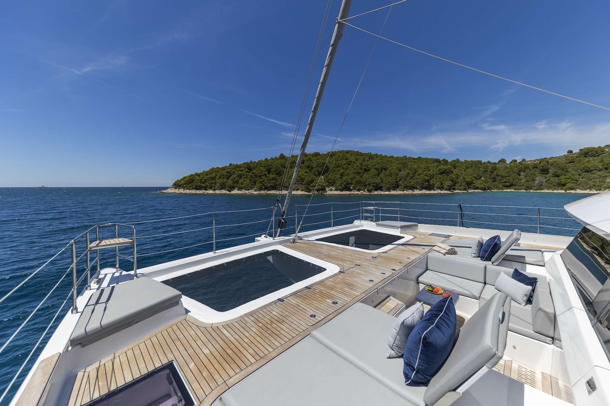 Luxury Crewed Catamaran MR SI photo 4