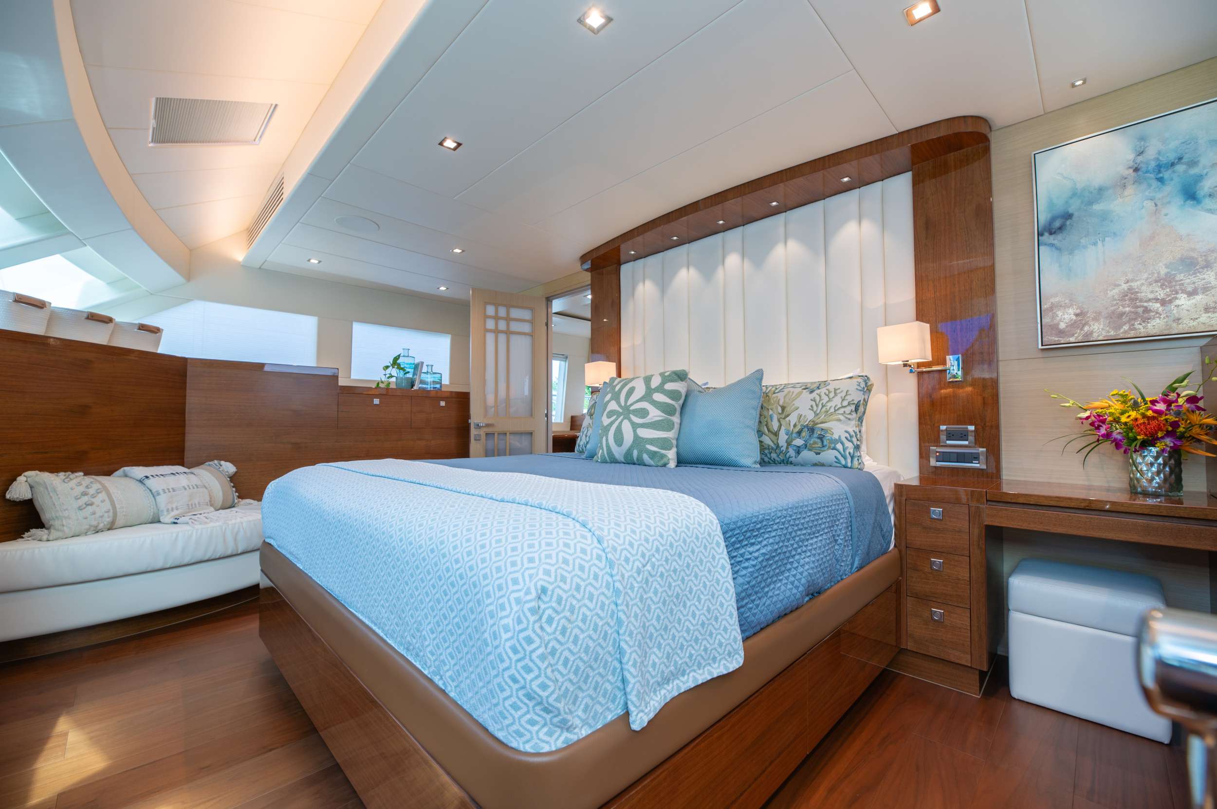 Crewed Power Catamaran MUCHO GUSTO photo 7