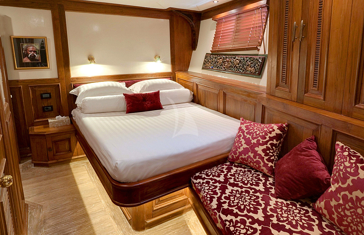 Luxury Crewed Sailing Yacht MUTIARA LAUT photo 7