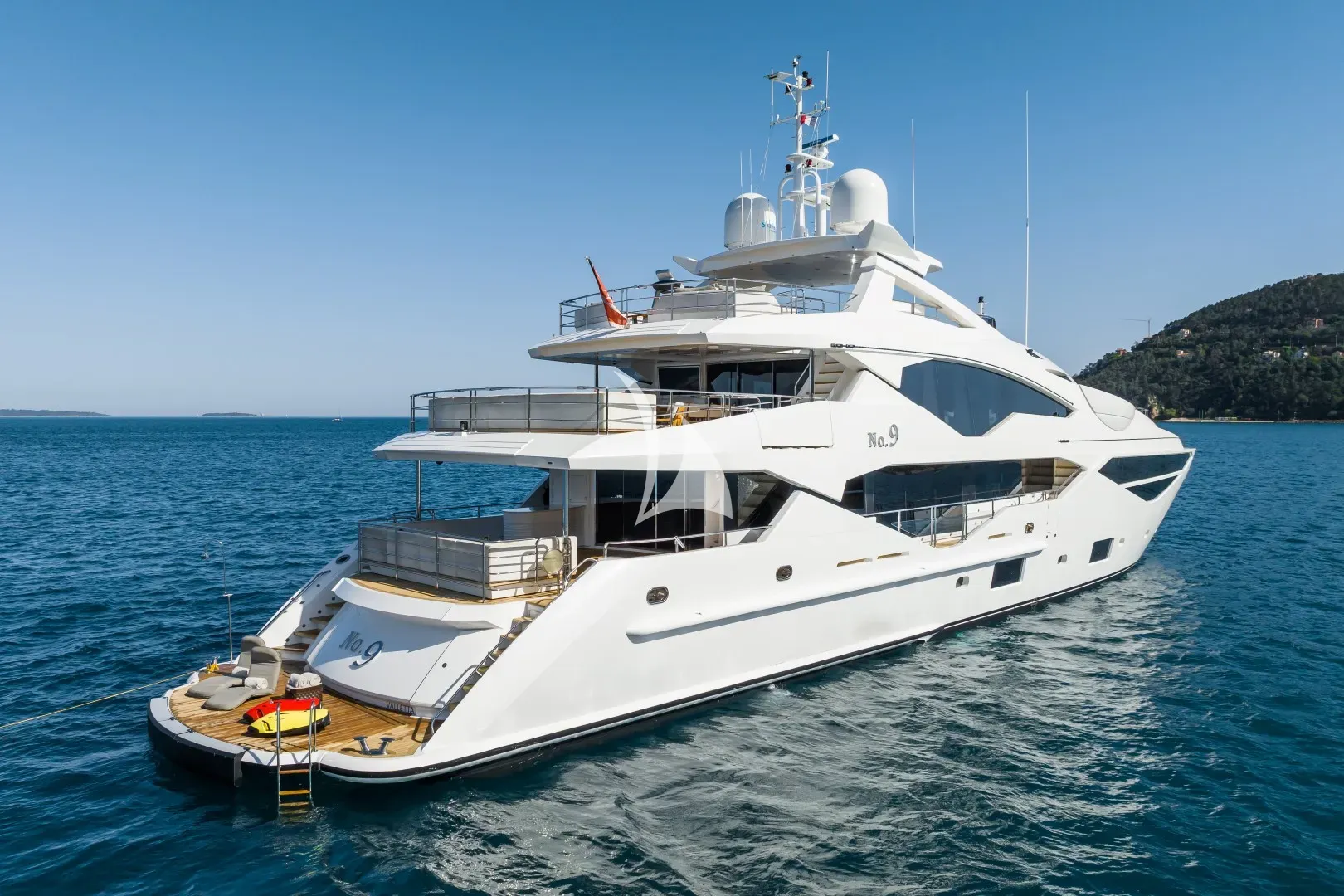 Luxury Crewed Motor Yacht NO.9 photo 6