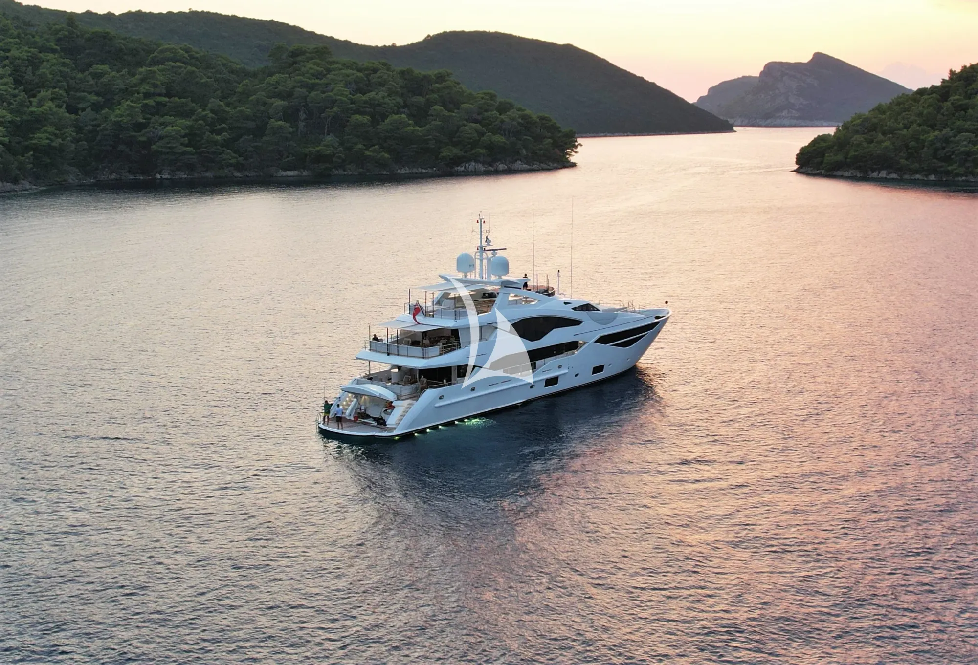 Luxury Crewed Motor Yacht NO.9 photo 7