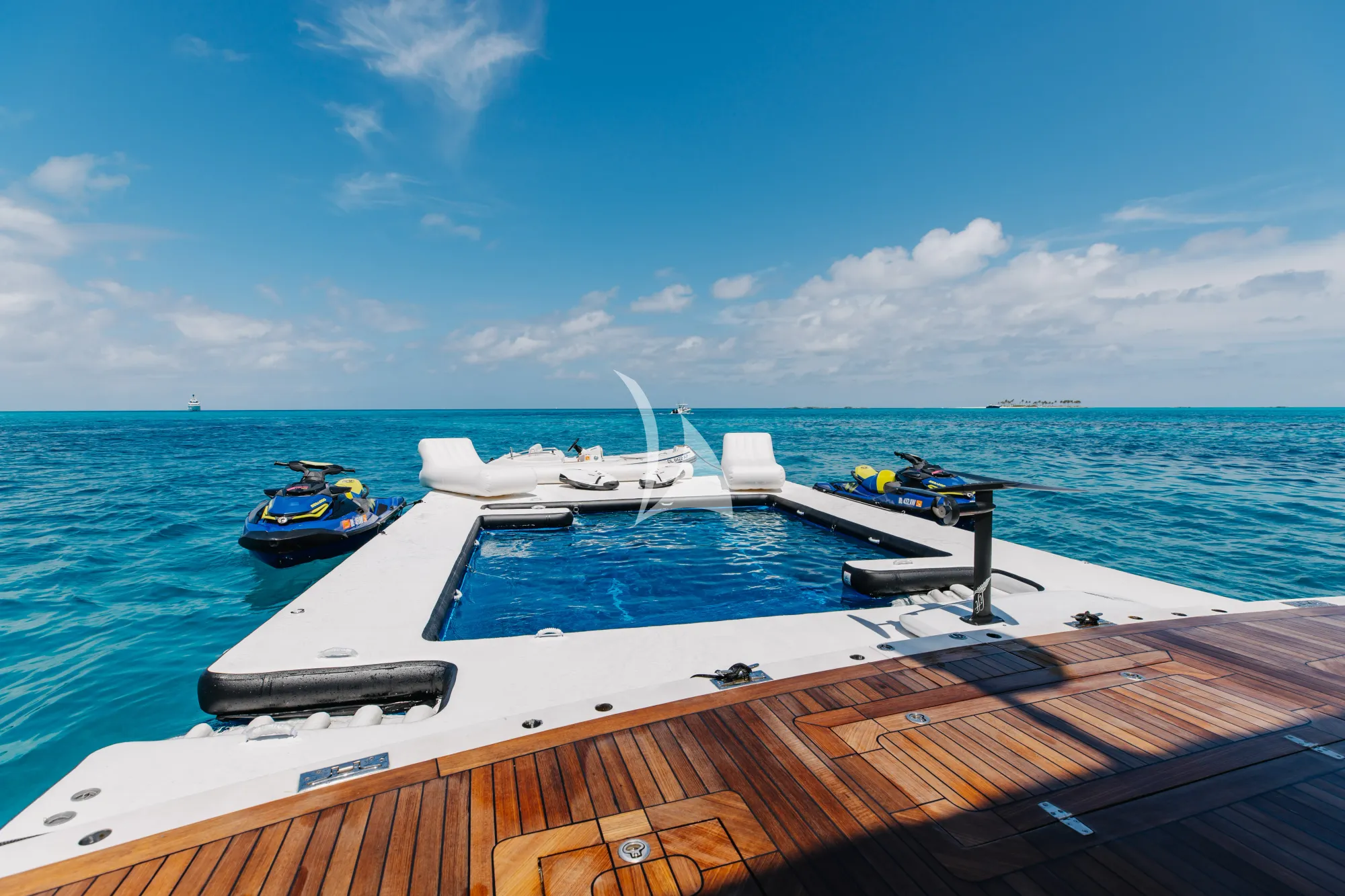 Luxury Crewed Motor Yacht MEMENTO VIVERE photo 8