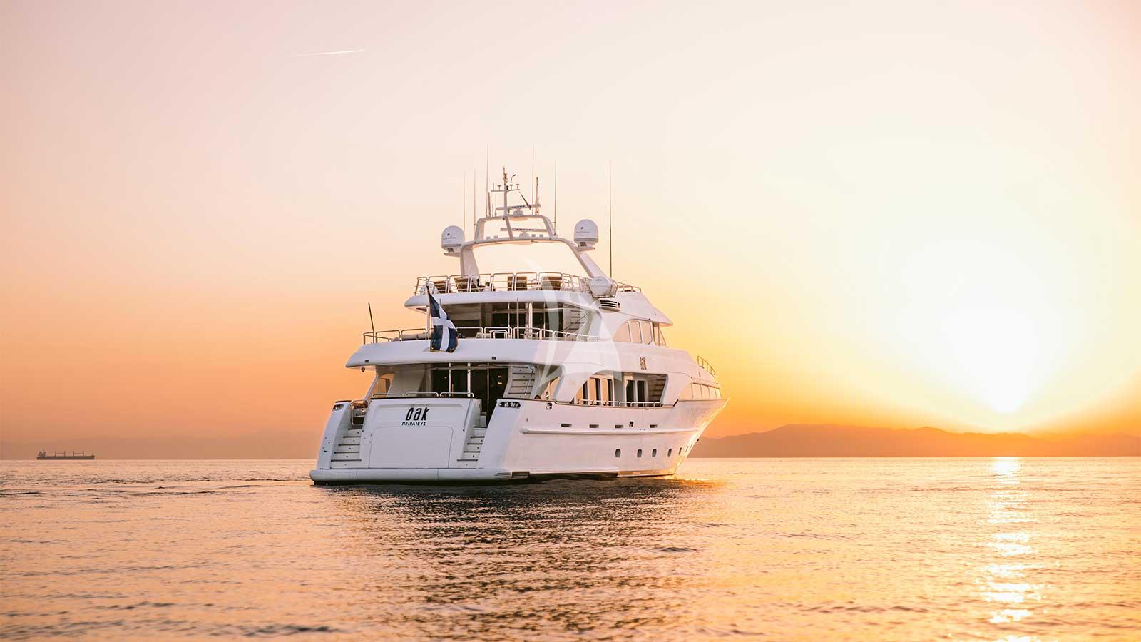 Luxury Crewed Motor Yacht OAK photo 5