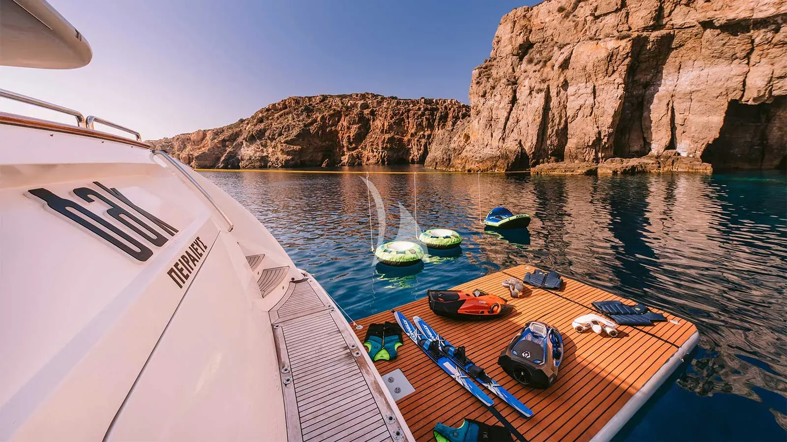 Luxury Crewed Motor Yacht OAK photo 8