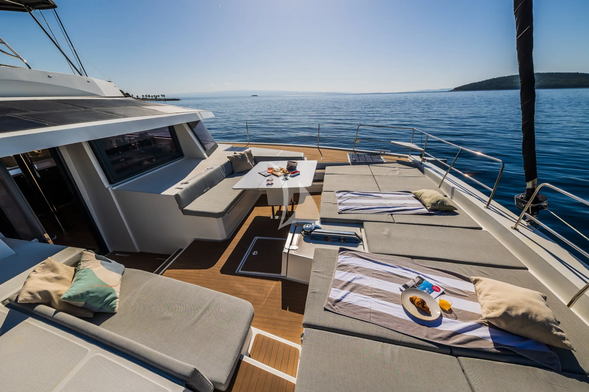 Luxury Crewed Motor Yacht OCEAN LOUNGE photo 4