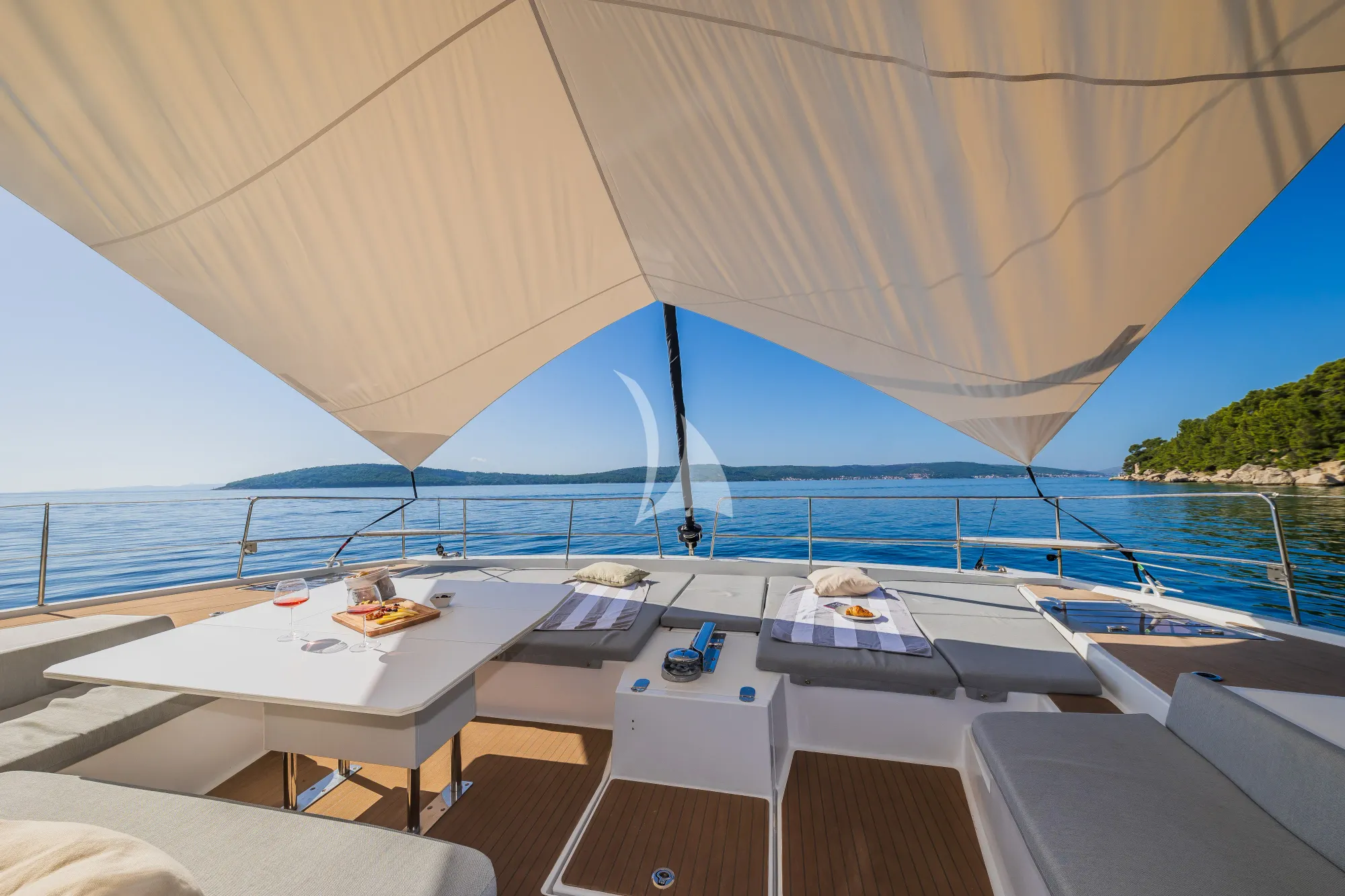 Luxury Crewed Motor Yacht OCEAN LOUNGE photo 6