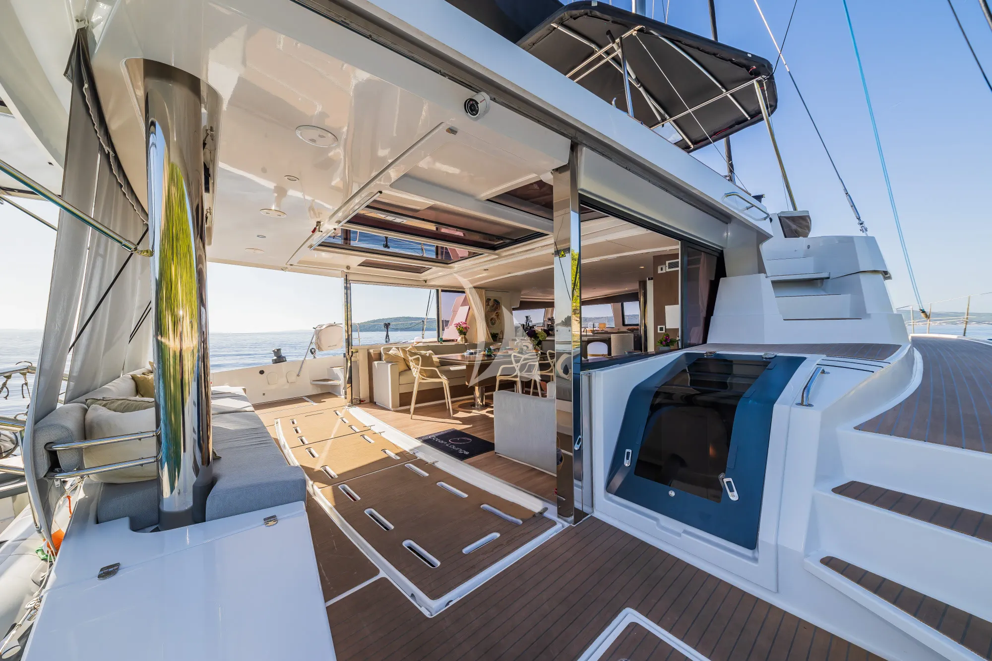 Luxury Crewed Motor Yacht OCEAN LOUNGE photo 8