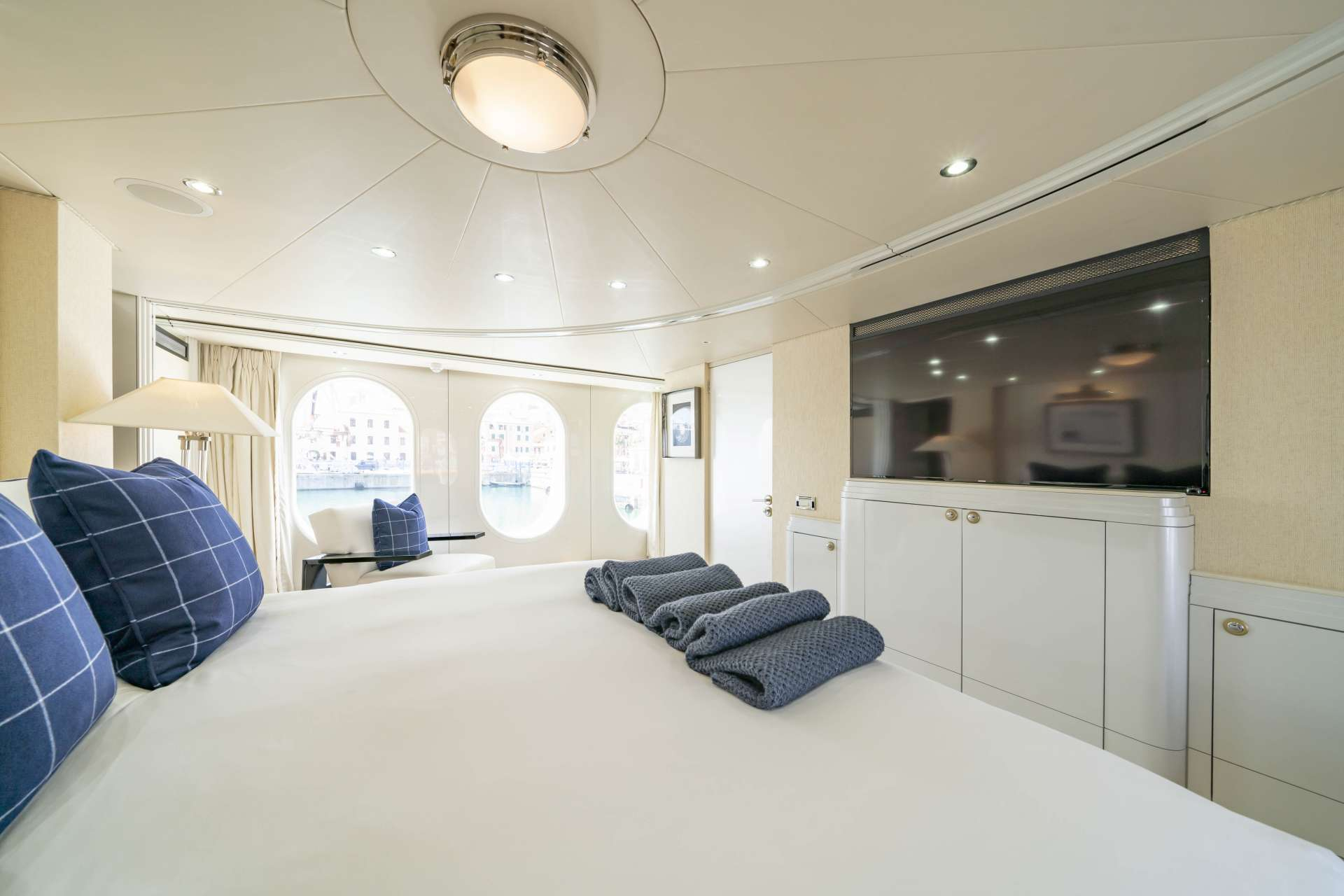 Luxury Crewed Motor Yacht OCEANA photo 6