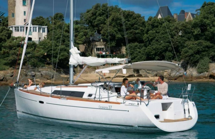 Bareboat Sailing Yacht Oceanis 37 photo 6