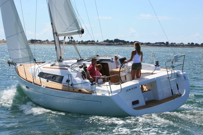 Bareboat Sailing Yacht Oceanis 37