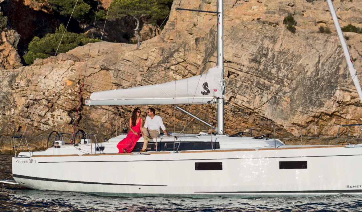 Bareboat Sailing Yacht Oceanis 38.1 photo 3