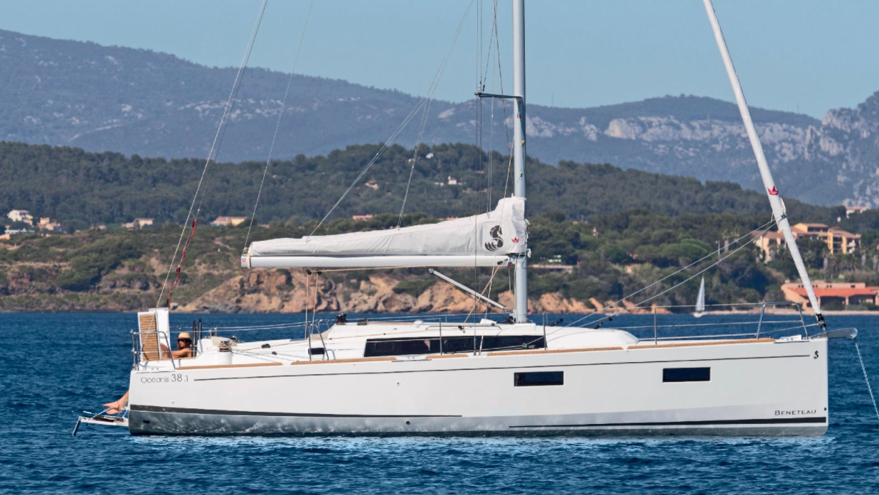 Bareboat Sailing Yacht Oceanis 38.1 photo 4