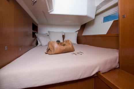 Bareboat Sailing Yacht Oceanis 45 photo 5