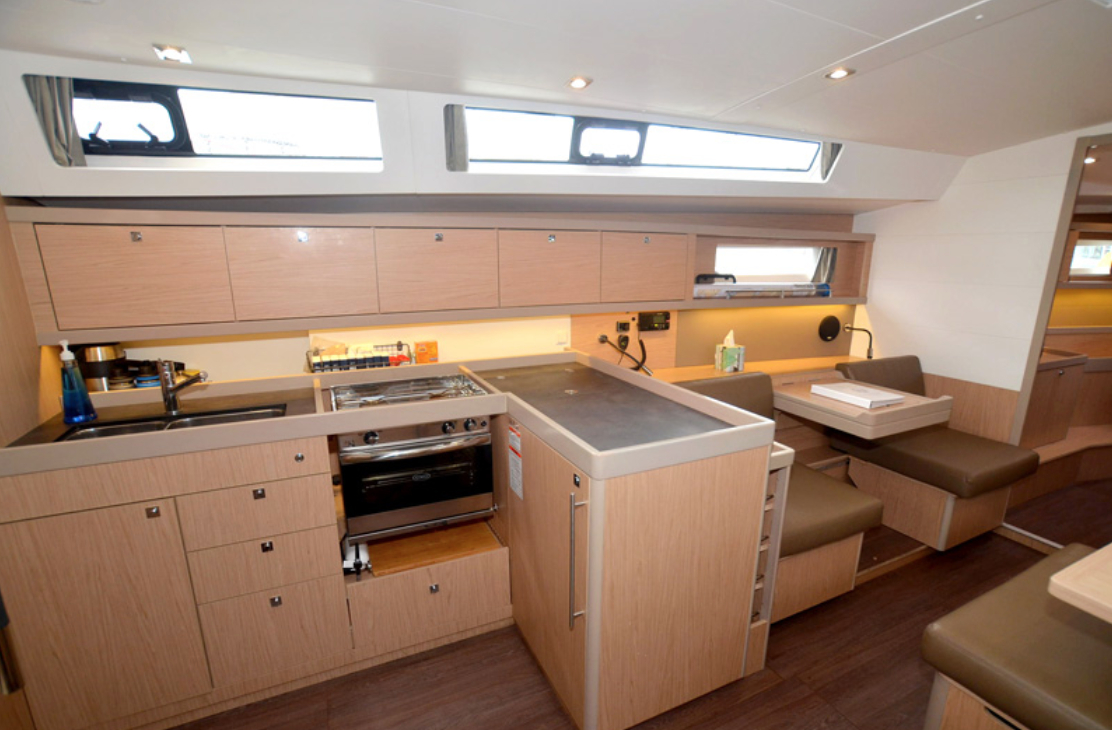 Bareboat Sailing Yacht Beneteau Oceanis 45 photo 4