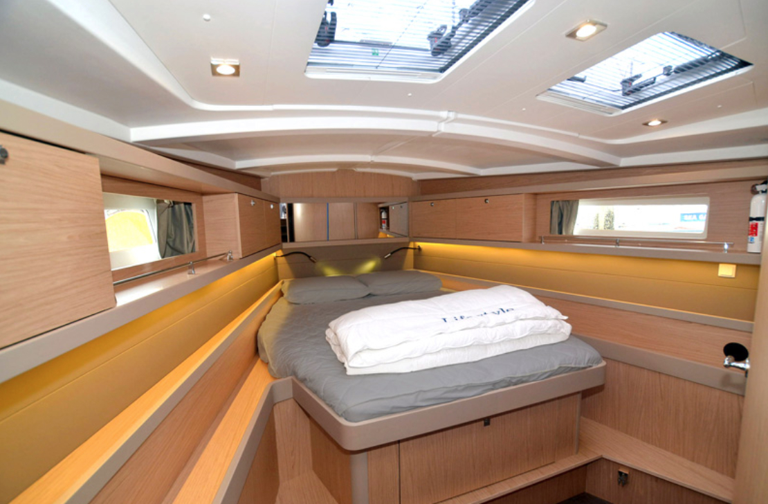 Bareboat Sailing Yacht Beneteau Oceanis 45 photo 7