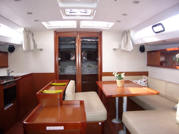 Bareboat Sailing Yacht Oceanis 50 Family photo 4