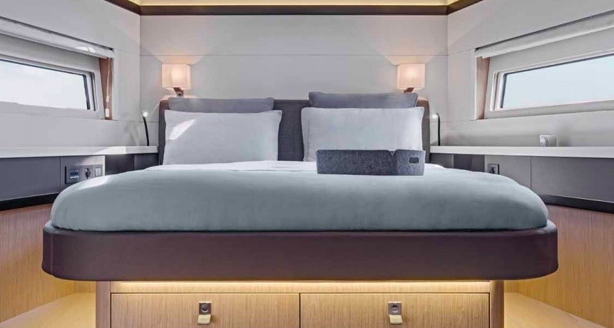 Crewed Sailing Yacht OCEANIS 62 photo 4