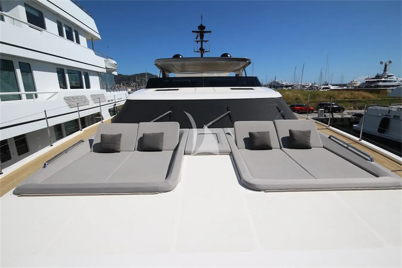 Luxury Crewed Motor Yacht OCTAVE photo 4