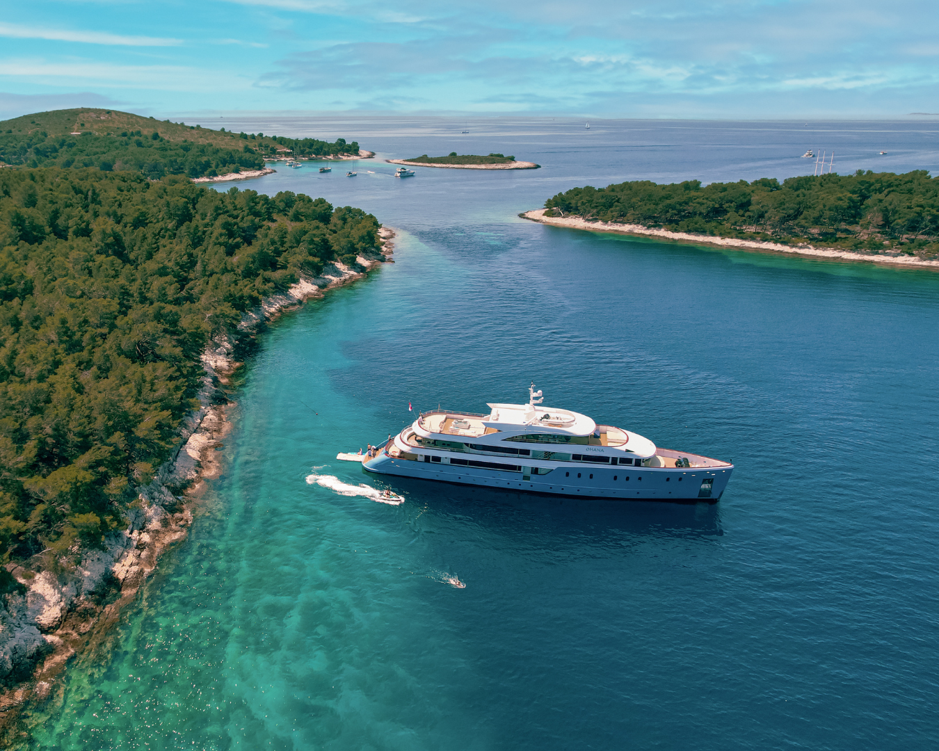 Luxury Crewed Motor Yacht OHANA photo 4