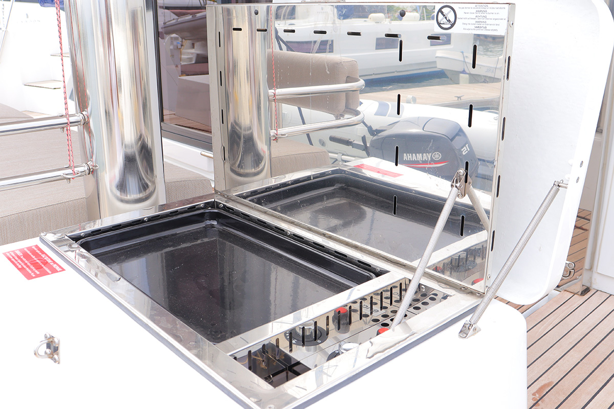 Bareboat Catamaran ON A WHIM photo 7